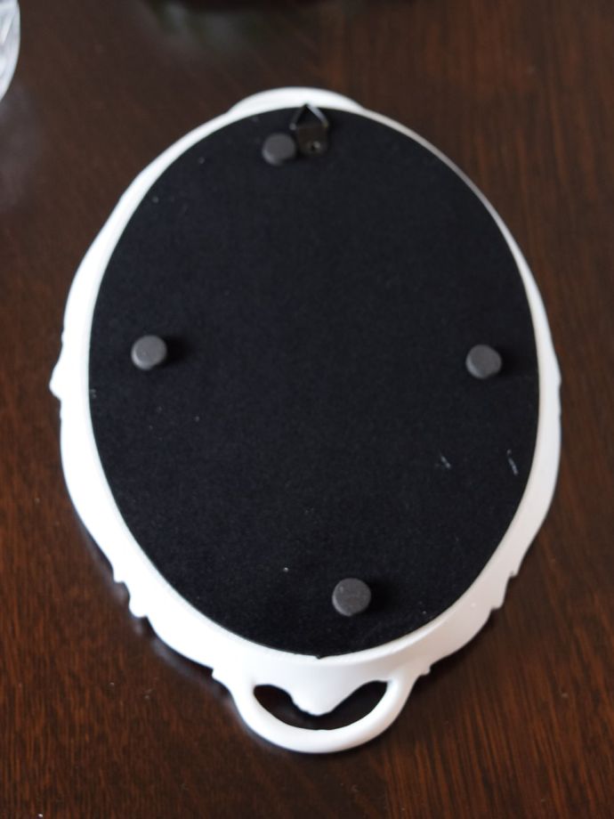 壁掛けフックがついています