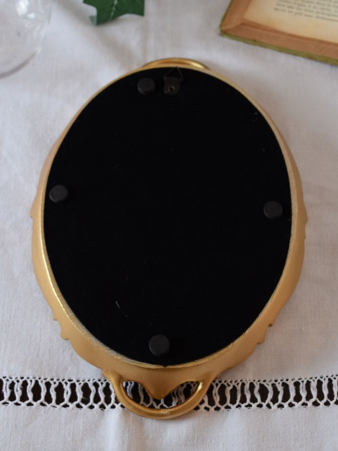 壁掛けフックがついています