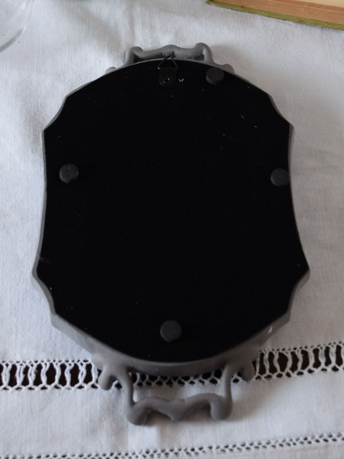 壁掛けフックがついています