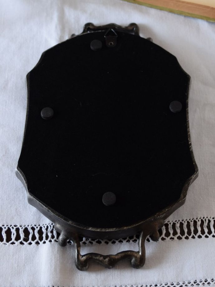 壁掛けフックがついています