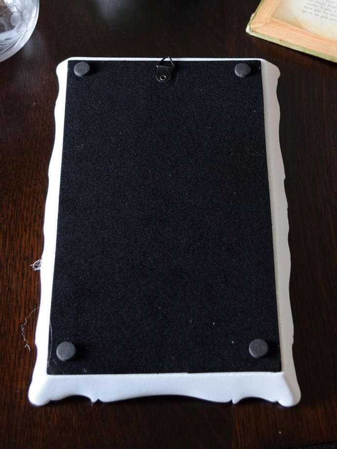 壁掛けフックがついています