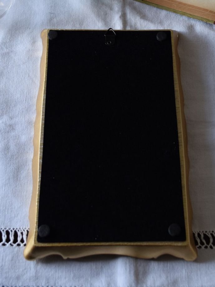 壁掛けフックがついています