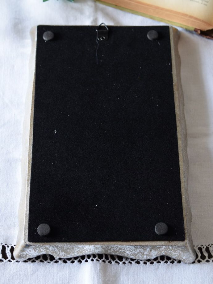 壁掛けフックがついています