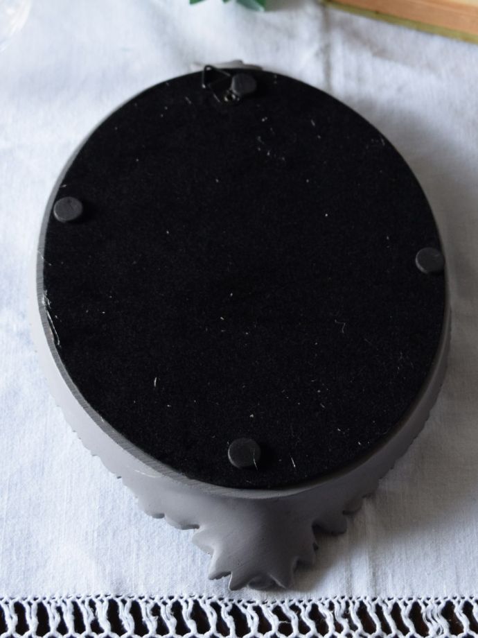 壁掛けフックがついています