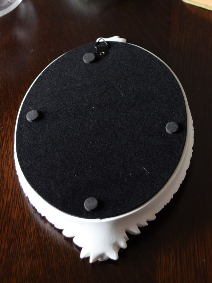 壁掛けフックがついています