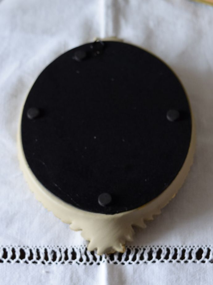 壁掛けフックがついています