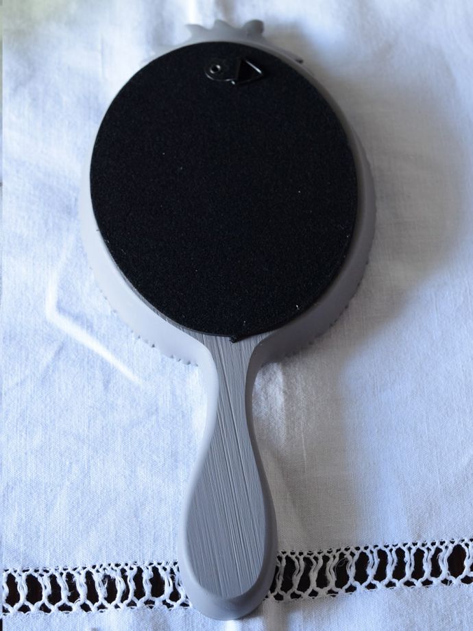 壁掛けフックがついています