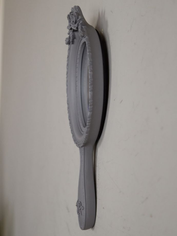 壁付けのおしゃれな鏡