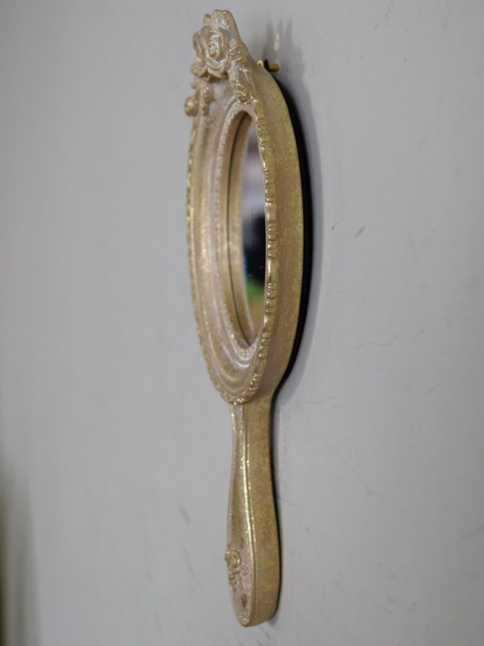 壁付けのおしゃれな鏡