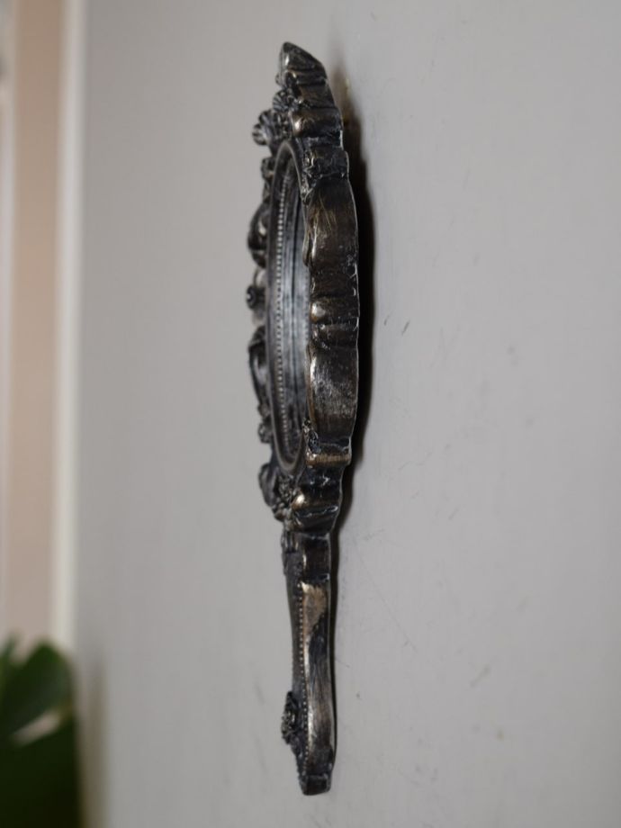 壁付けのおしゃれな鏡