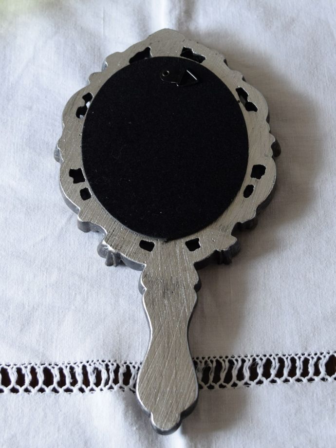 壁掛けフックがついています