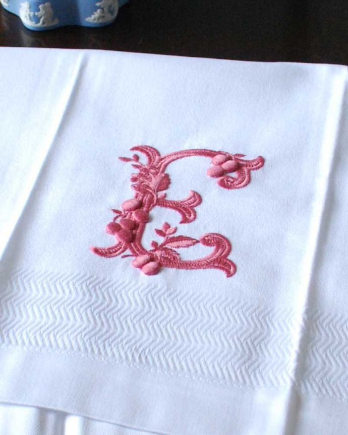 ファブリック（布）雑貨　インテリア雑貨　フランスのホームリネンの雰囲気が楽しめるモノグラムが入ったゲストタオル「E」Red。上品なモノグラムのデザインジャガード織りのテキスタイルにイニシャルをオシャレに図案化されたモノグラムが上品に刺繍されています。(n9-040)
