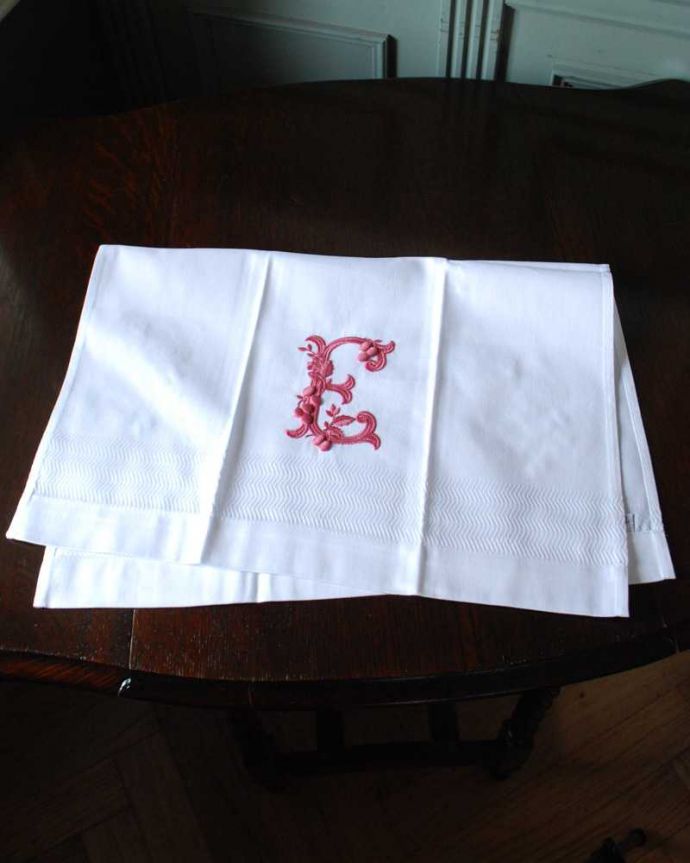 ファブリック（布）雑貨　インテリア雑貨　フランスのホームリネンの雰囲気が楽しめるモノグラムが入ったゲストタオル「E」Red。ちょっぴり贅沢な毎日まるでフランスの蚤の市で見つけるようなオシャレなデザインのタオルです。(n9-040)