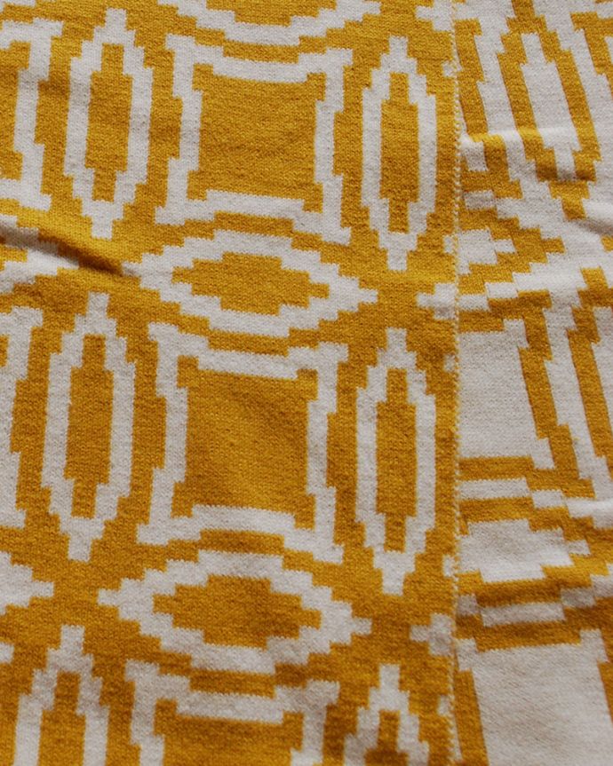 ファブリック（布）雑貨　インテリア雑貨　スローケット ジオメトリック130×180。こんな模様です優しいイエローベースに幾何学模様のスローケット。(n9-052)