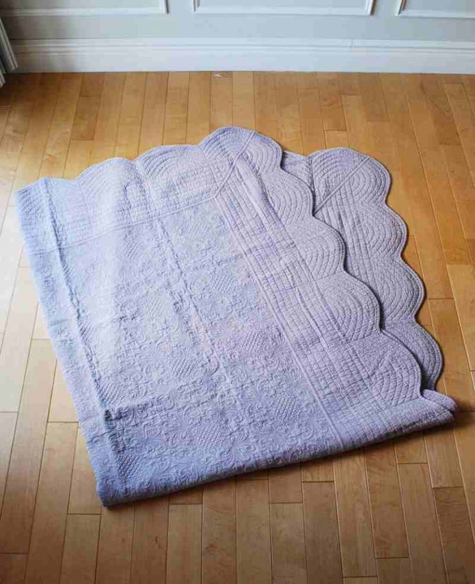 ファブリック（布）雑貨　インテリア雑貨　いろんな使い方が出来るラベンダー色のキルトカバー250×200。お部屋の雰囲気が変わります広げるだけでオシャレな雰囲気に。(n9-053)