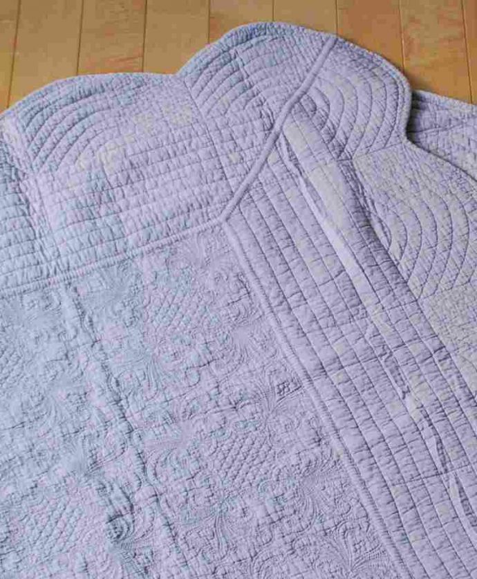 ファブリック（布）雑貨　インテリア雑貨　いろんな使い方が出来るラベンダー色のキルトカバー250×200。女性らしい優雅さたっぷりのデザインお花のキルティング模様はパッと華やかな雰囲気を作り出してくれます。(n9-053)