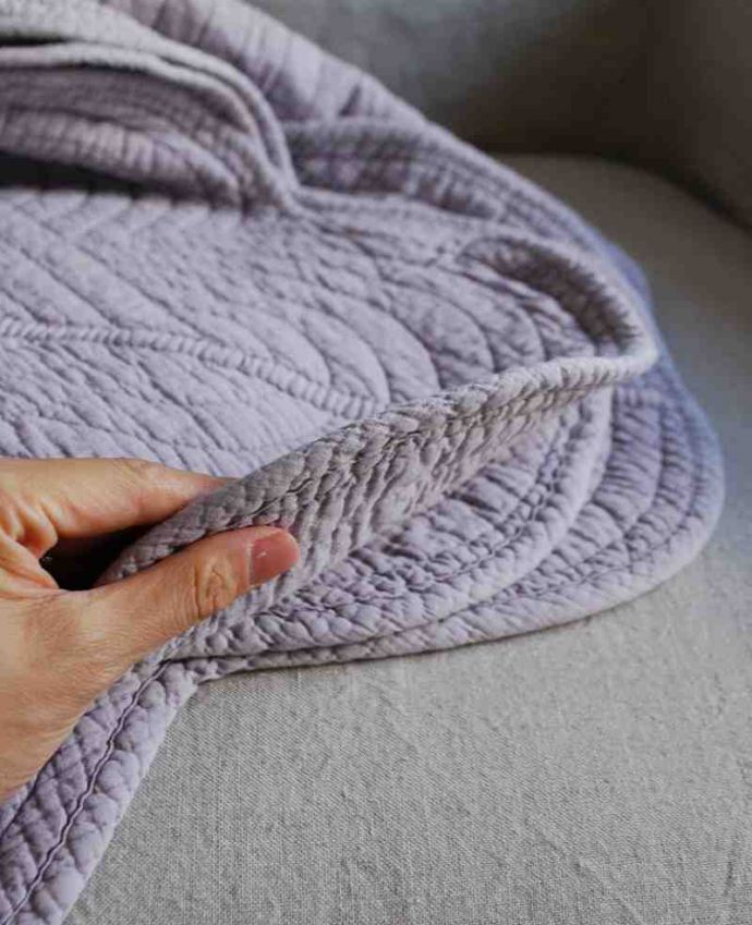 ファブリック（布）雑貨　インテリア雑貨　いろんな使い方が出来るラベンダー色のキルトカバー250×200。いろんな場所で使えます。(n9-053)