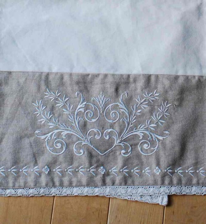 ファブリック（布）雑貨　インテリア雑貨　２トーンカラー×草花の刺繍が可愛いテーブルランナー（ベージュ×ホワイト）。華やかな刺繍とレース女性心をくすぐる華やかなモチーフの刺繍。(n9-056)