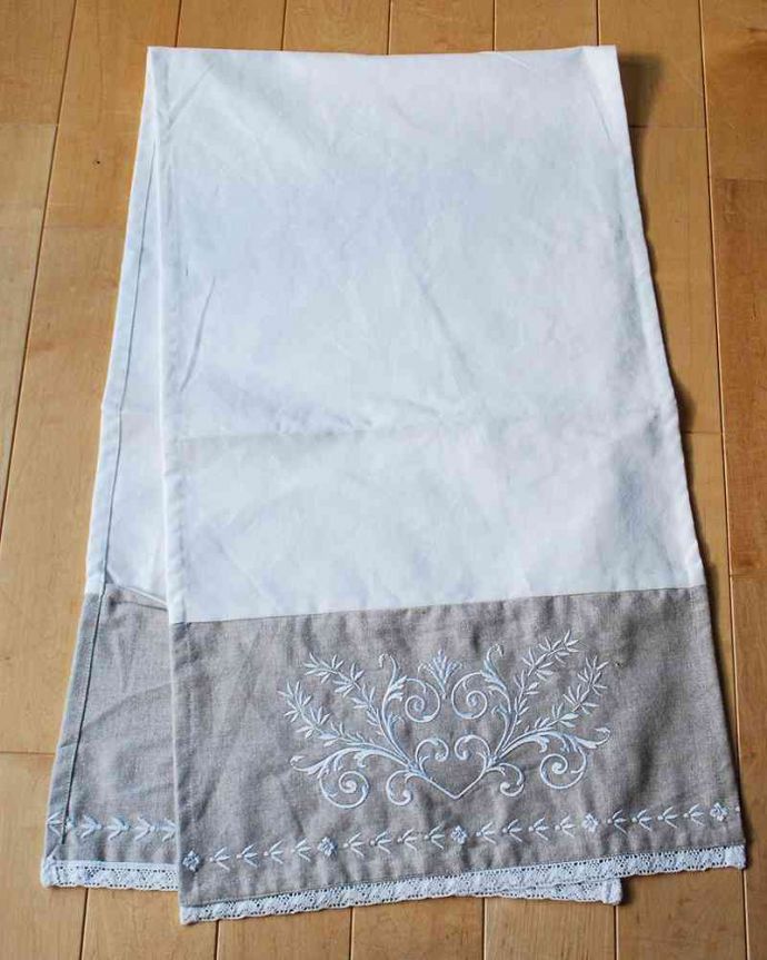 ファブリック（布）雑貨　インテリア雑貨　２トーンカラー×草花の刺繍が可愛いテーブルランナー（ベージュ×ホワイト）。いつものテーブルに広げるだけあっという間に華やかな食卓に生まれ変わります。(n9-056)