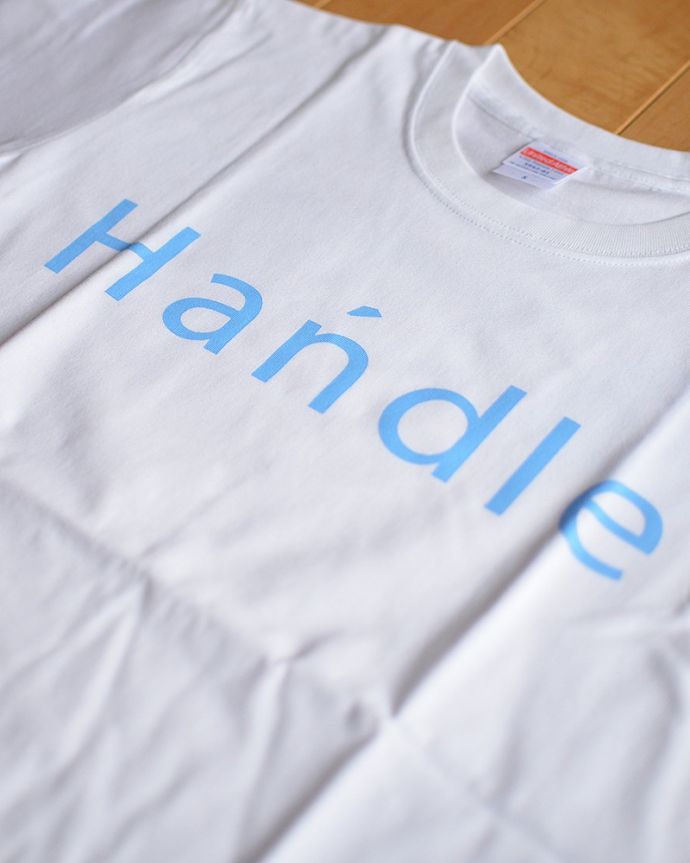 「Handle」のオリジナルロゴ入りTシャツ