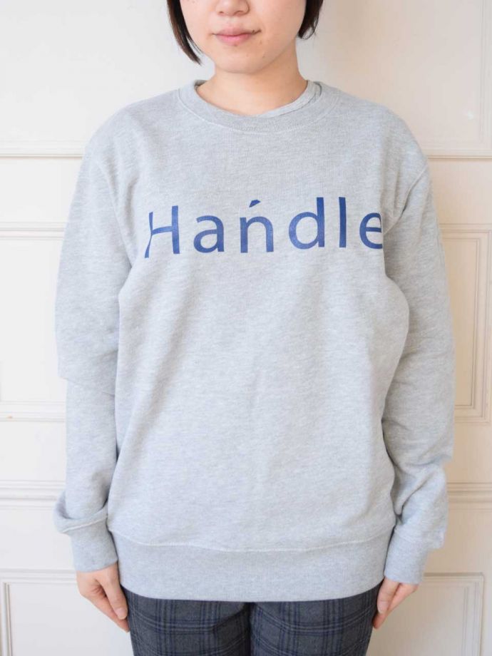 Lサイズのトレーナーを着用