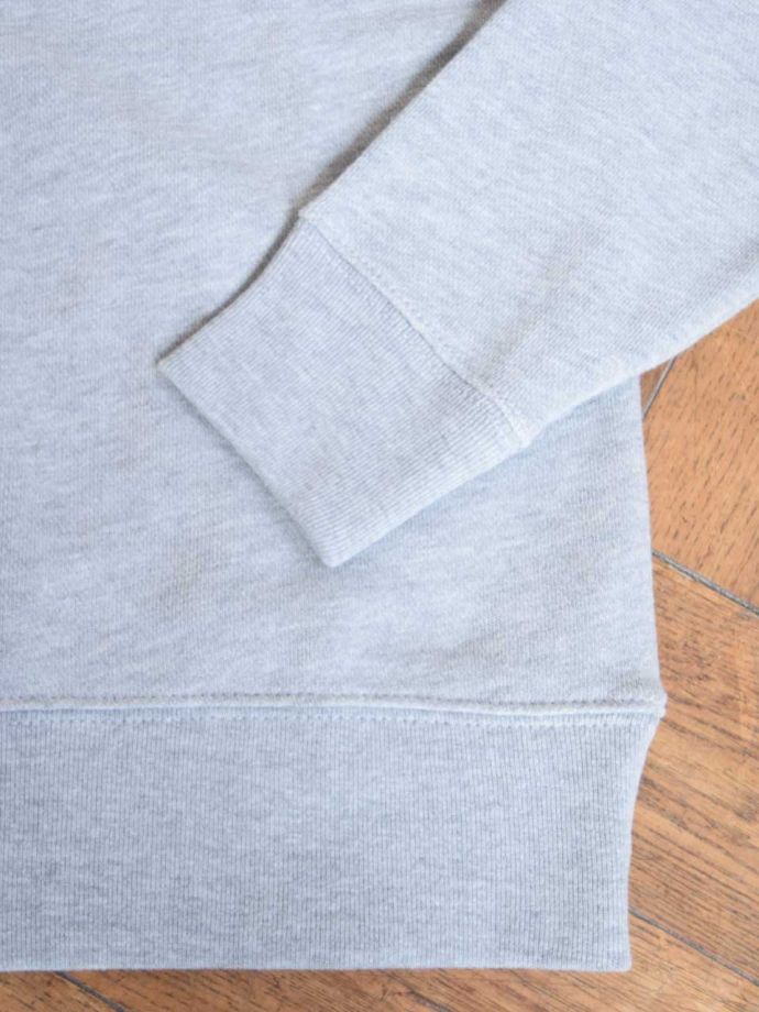 動きやすい薄地のトレーナー