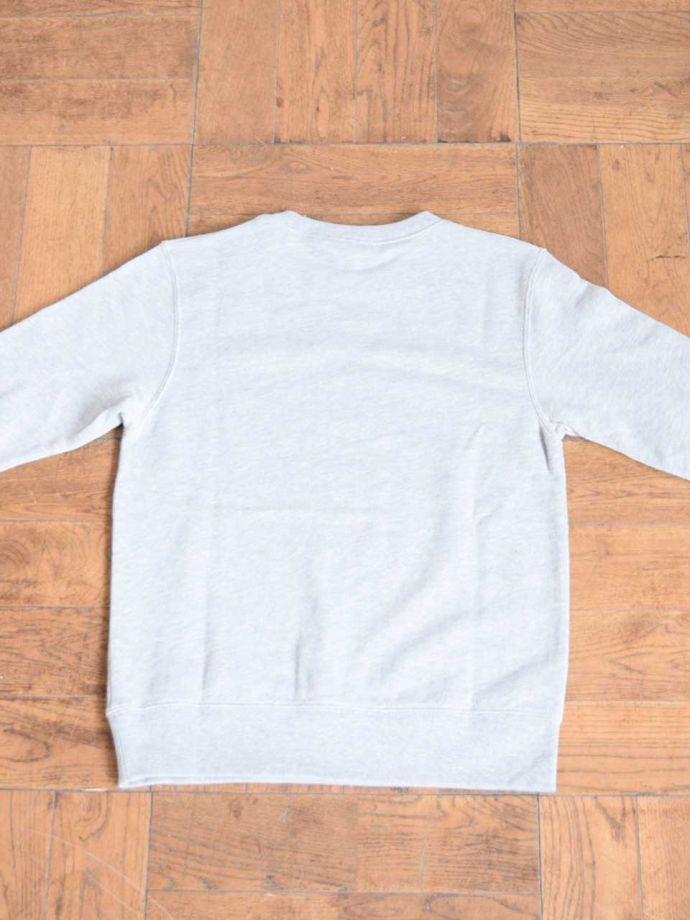 Handleのトレーナーの後ろ姿