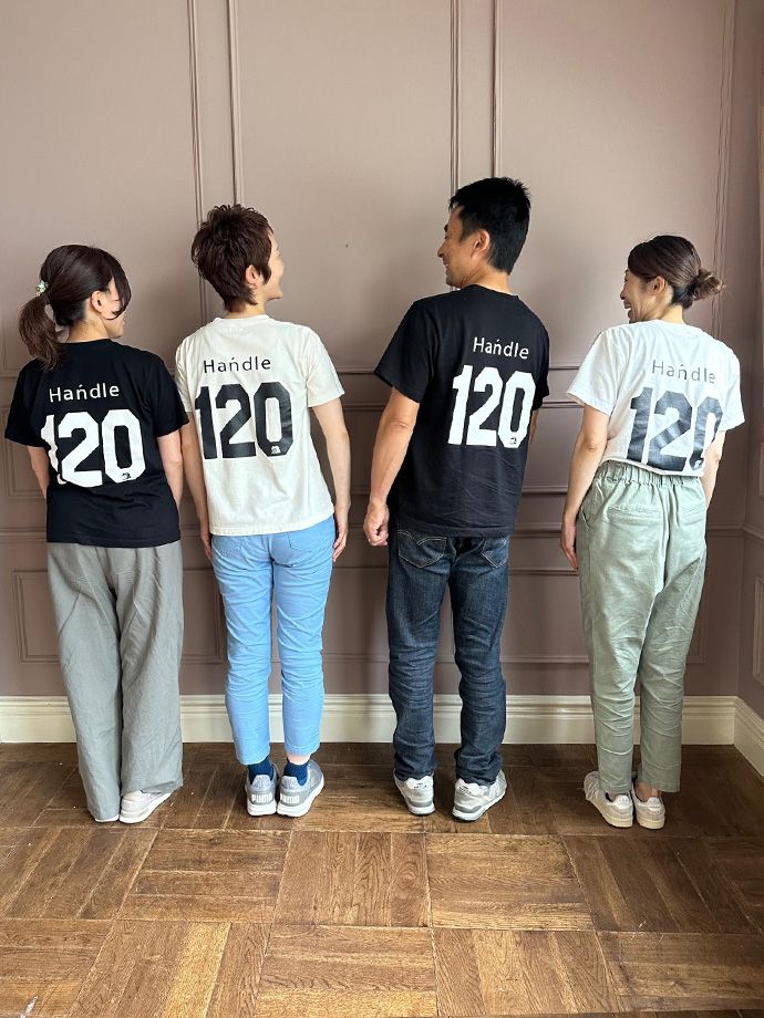 創業120周年記念Tシャツの後ろ姿