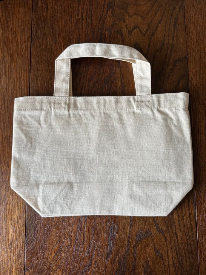 Ecru色のHandleトート