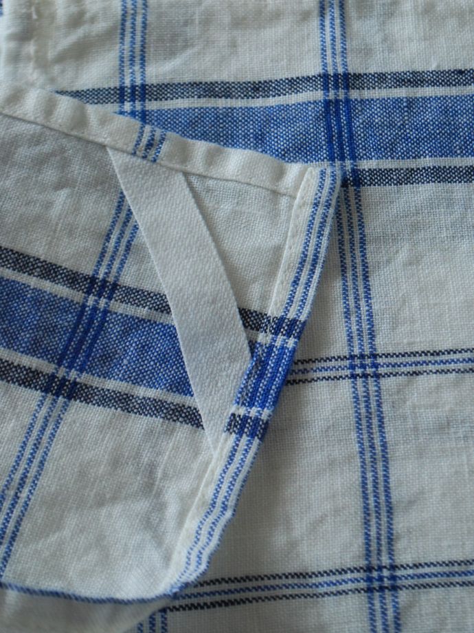 ファブリック（布）雑貨　インテリア雑貨　使うほどに柔らかくなるリネン、いろいろ便利に使えるリネンのキッチンクロス（ホワイト×ブルー・チェック）　便利に使える心遣いキッチンクロスをフックに引っ掛ける事ができるヒモも付いています。(n9-063)