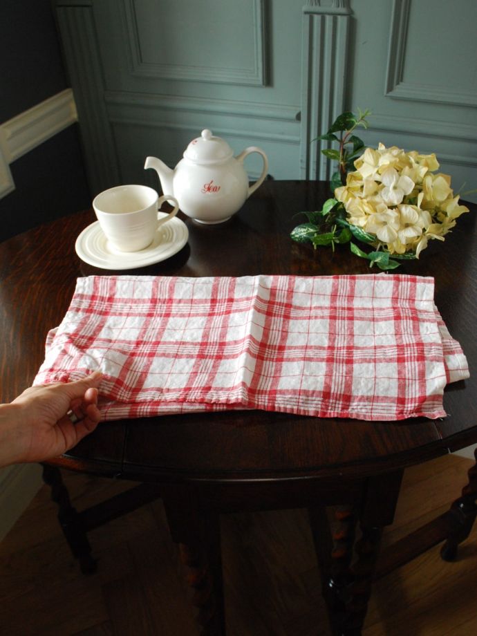 ファブリック（布）雑貨　インテリア雑貨　使うほどに柔らかくなるリネン、いろいろ便利に使えるリネンのキッチンクロス（ホワイト×レッド・チェック）　キッチン雑貨にピッタリのリネン吸水性と速乾性に優れたリネンは、キッチンで使うのに最も適した素材。(n9-064)