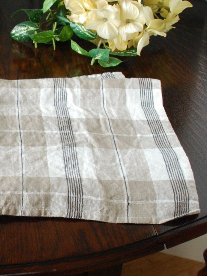 ファブリック（布）雑貨　インテリア雑貨　使うほどに柔らかくなるリネン、いろいろ便利に使えるリネンのキッチンクロス（ベージュ×ブラック・チェック）　リネンのキッチンクロス使うたびに柔らかく風合いがよくなるリネンのキッチンクロス。(n9-065)