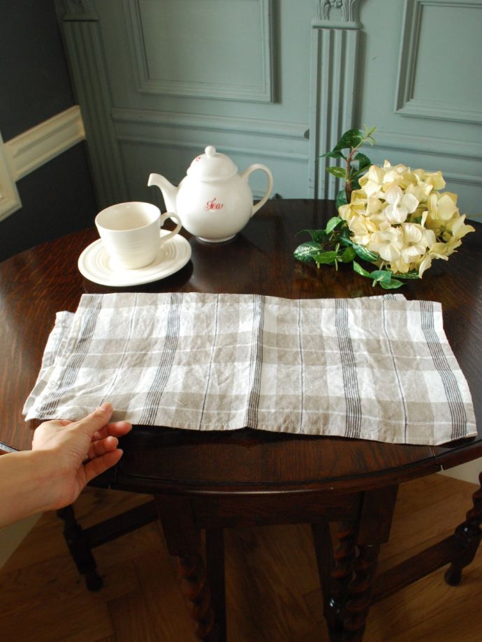 ファブリック（布）雑貨　インテリア雑貨　使うほどに柔らかくなるリネン、いろいろ便利に使えるリネンのキッチンクロス（ベージュ×ブラック・チェック）　キッチン雑貨にピッタリのリネン吸水性と速乾性に優れたリネンは、キッチンで使うのに最も適した素材。(n9-065)