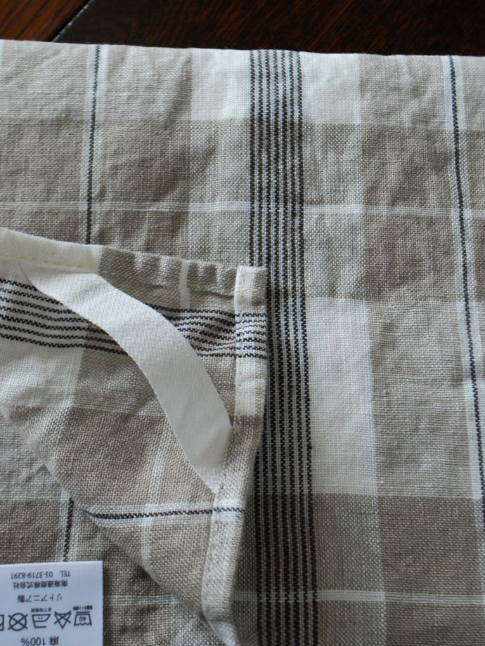 ファブリック（布）雑貨　インテリア雑貨　使うほどに柔らかくなるリネン、いろいろ便利に使えるリネンのキッチンクロス（ベージュ×レッド）　便利に使える心遣いキッチンクロスをフックに引っ掛ける事ができるヒモも付いています。(n9-066)