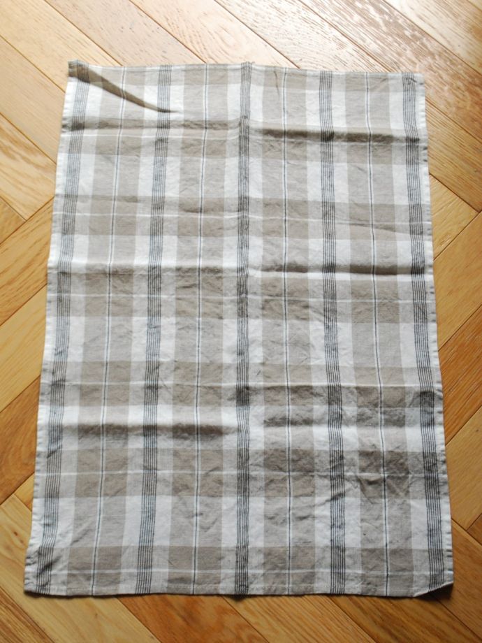 ファブリック（布）雑貨　インテリア雑貨　使うほどに柔らかくなるリネン、いろいろ便利に使えるリネンのキッチンクロス（ベージュ×レッド）　大判のクロスです広げて上から見ると、こんな形。(n9-066)