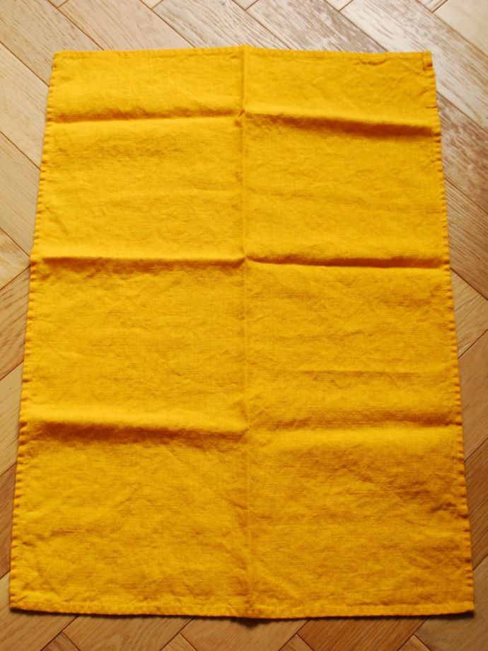 ファブリック（布）雑貨　インテリア雑貨　使うほどに柔らかくなるリネン、いろいろ便利に使えるリネンのキッチンクロス（イエロー）　大判のクロスです広げて上から見ると、こんな形。(n9-068)