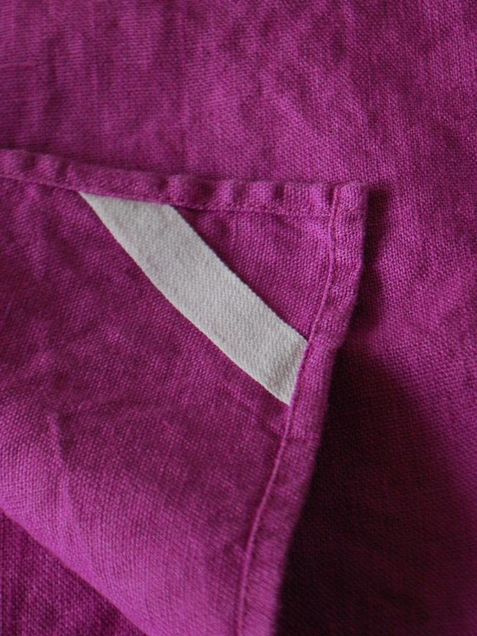 ファブリック（布）雑貨　インテリア雑貨　使うほどに柔らかくなるリネン、いろいろ便利に使えるリネンのキッチンクロス（パープル）　便利に使える心遣いキッチンクロスをフックに引っ掛ける事ができるヒモも付いています。(n9-069)