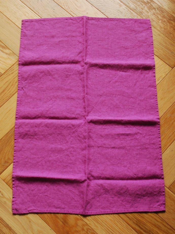 ファブリック（布）雑貨　インテリア雑貨　使うほどに柔らかくなるリネン、いろいろ便利に使えるリネンのキッチンクロス（パープル）　大判のクロスです広げて上から見ると、こんな形。(n9-069)
