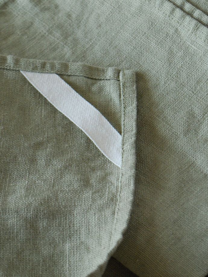 ファブリック(布)雑貨 インテリア雑貨 使うほどに柔らかくなるリネン、いろいろ便利に使えるリネンのキッチンクロス(ライトグリーン) 便利に使える心遣いキッチンクロスをフックに引っ掛ける事ができるヒモも付いています。(n9-070)