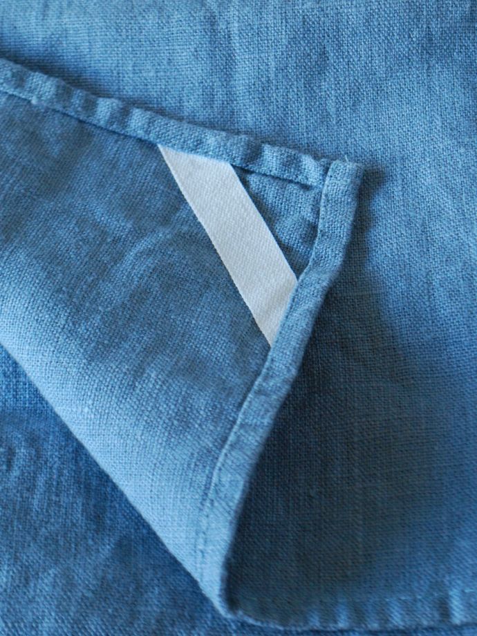 ファブリック（布）雑貨　インテリア雑貨　使うほどに柔らかくなるリネン、いろいろ便利に使えるリネンのキッチンクロス（ライトブルー）　便利に使える心遣いキッチンクロスをフックに引っ掛ける事ができるヒモも付いています。(n9-071)