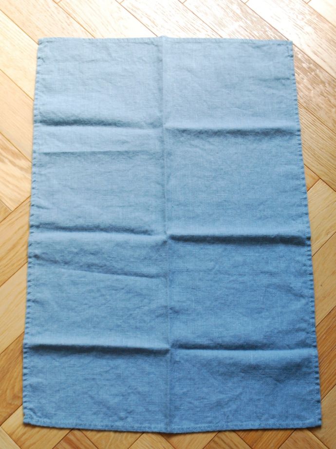 ファブリック（布）雑貨　インテリア雑貨　使うほどに柔らかくなるリネン、いろいろ便利に使えるリネンのキッチンクロス（ライトブルー）　大判のクロスです広げて上から見ると、こんな形。(n9-071)