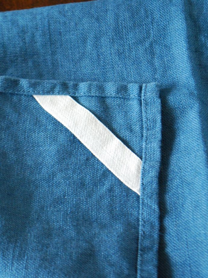 ファブリック（布）雑貨　インテリア雑貨　使うほどに柔らかくなるリネン、いろいろ便利に使えるリネンのキッチンクロス（ブルー）　便利に使える心遣いキッチンクロスをフックに引っ掛ける事ができるヒモも付いています。(n9-072)