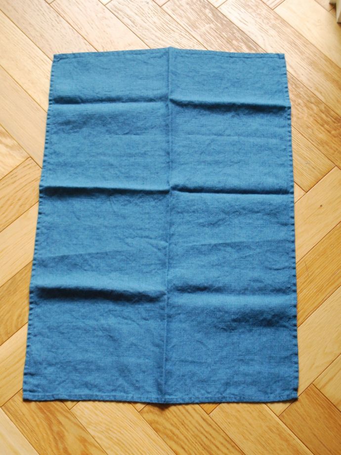 ファブリック（布）雑貨　インテリア雑貨　使うほどに柔らかくなるリネン、いろいろ便利に使えるリネンのキッチンクロス（ブルー）　大判のクロスです広げて上から見ると、こんな形。(n9-072)