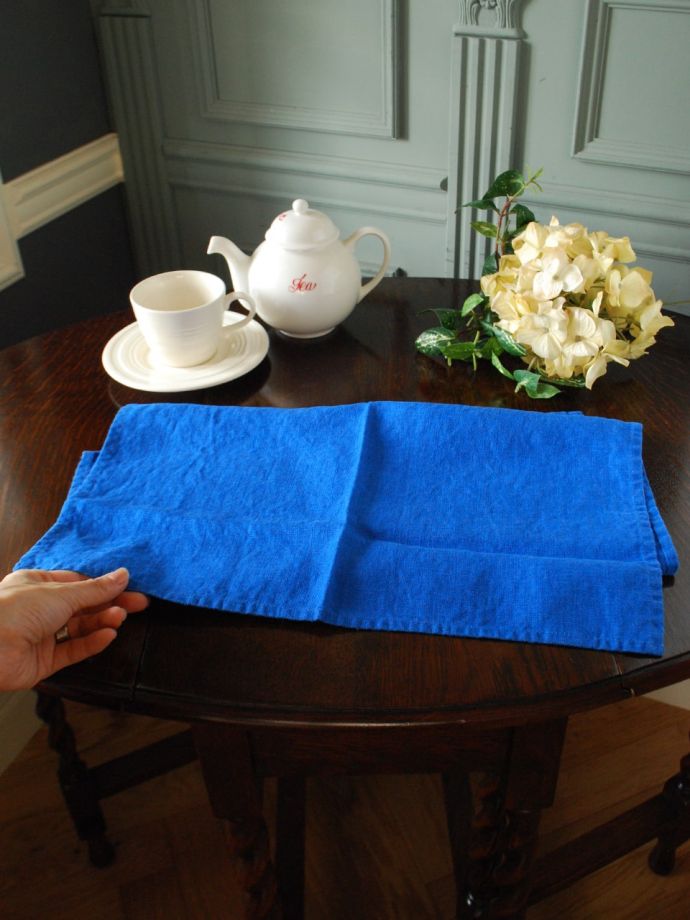 ファブリック（布）雑貨　インテリア雑貨　使うほどに柔らかくなるリネン、いろいろ便利に使えるリネンのキッチンクロス（ロイヤルブルー）　たっぷり大判サイズ吸水性と速乾性に優れたリネン。(n9-073)