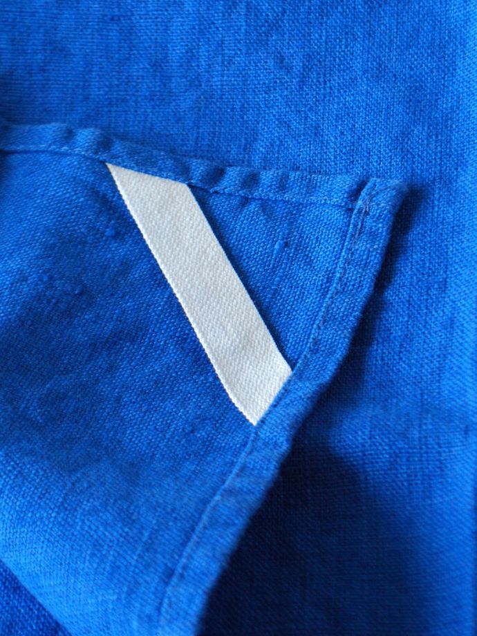 ファブリック（布）雑貨　インテリア雑貨　使うほどに柔らかくなるリネン、いろいろ便利に使えるリネンのキッチンクロス（ロイヤルブルー）　便利に使える心遣いキッチンクロスをフックに引っ掛ける事ができるヒモも付いています。(n9-073)