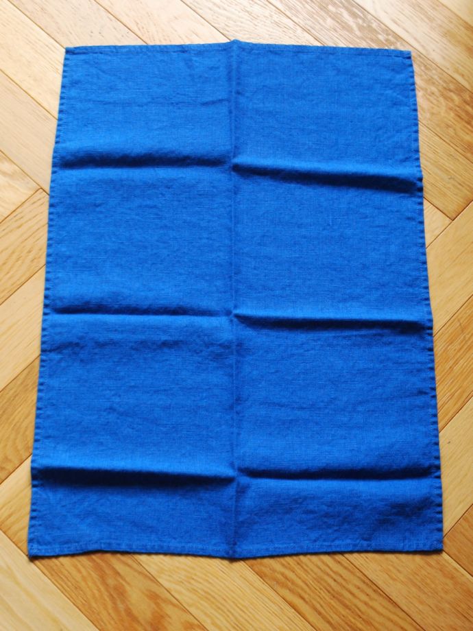 ファブリック（布）雑貨　インテリア雑貨　使うほどに柔らかくなるリネン、いろいろ便利に使えるリネンのキッチンクロス（ロイヤルブルー）　大判のクロスです広げて上から見ると、こんな形。(n9-073)