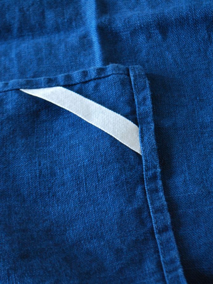 ファブリック(布)雑貨 インテリア雑貨 使うほどに柔らかくなるリネン、いろいろ便利に使えるリネンのキッチンクロス(ネイビー) 便利に使える心遣いキッチンクロスをフックに引っ掛ける事ができるヒモも付いています。(n9-074)