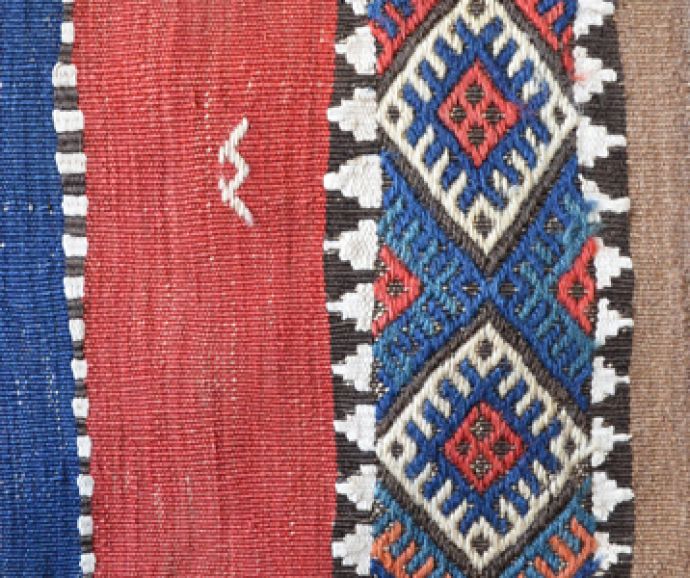 アンティーク 布製の雑貨　アンティーク雑貨　カラフルな色でお部屋がパッと華やかになるオールドキリム 。挿し色効果バツグンの華やかさどこに置いてもパッと目が行っちゃう美しい配色のキリム。(OK-1)