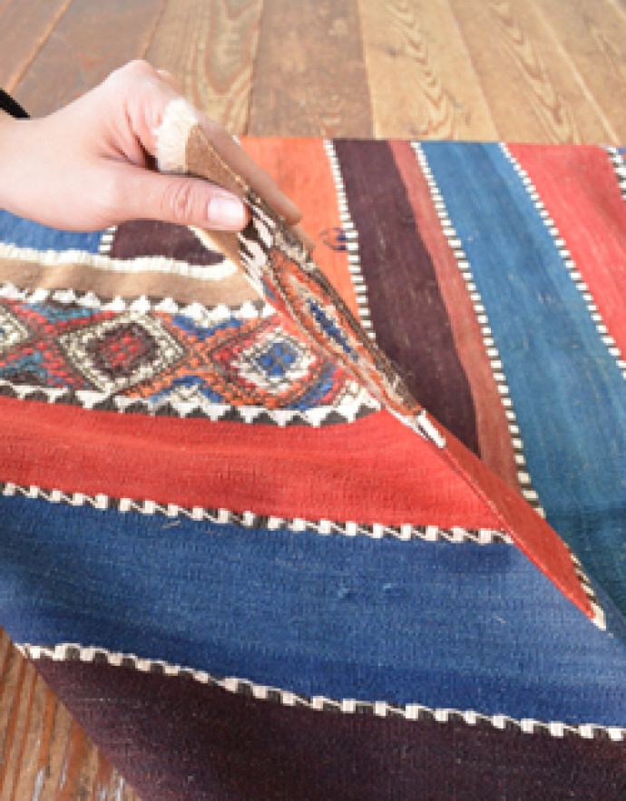 アンティーク 布製の雑貨　アンティーク雑貨　カラフルな色でお部屋がパッと華やかになるオールドキリム 。薄めなので、1年中お使い頂けますwool製です。(OK-1)