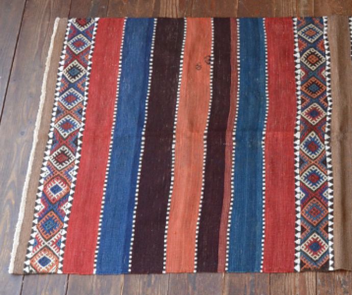 アンティーク 布製の雑貨　アンティーク雑貨　カラフルな色でお部屋がパッと華やかになるオールドキリム 。上から見ると･･･こんな感じです。(OK-1)